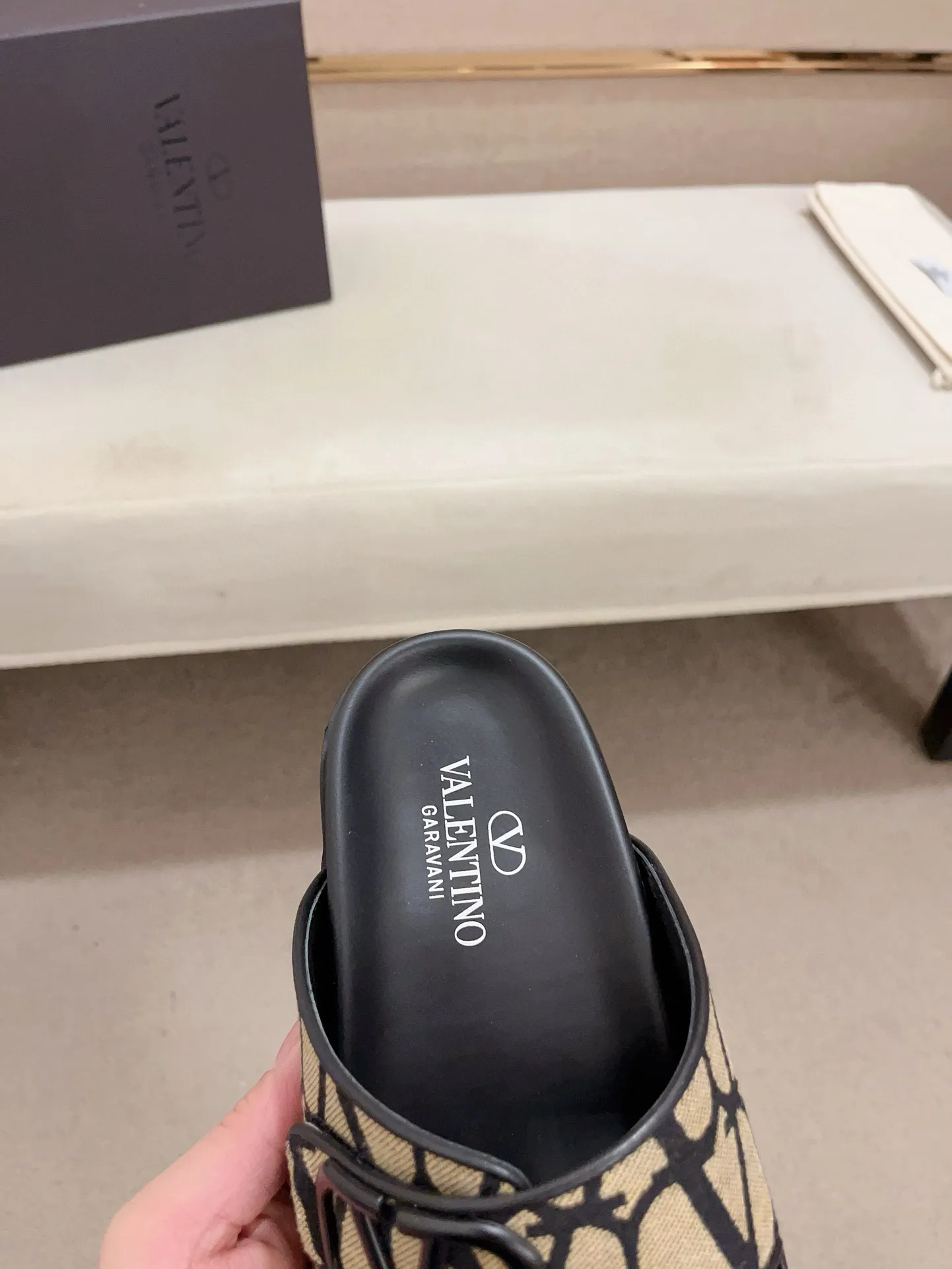 Men's shoes💰: 440💰[Valentino] New men's boutique slippers, counter quality, classic plaid, the actual workmanship is quite complex🔰The uppers are made of imported fabrics➕🐑Sheepskin lining, which tests the craftsman's craftsmanship➕original PU outsole. Size: 38-44 (45 can be customized, non-refundable)